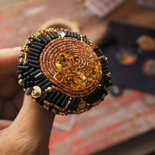 …spousta korálků, třpytek, šňůrek, povídání a vyšívaní, přijďte mezi nás…odkaz v...