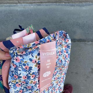 z lásky k výšivce….#peonygarden#annine#embroidery#diy#embroiderydesign#embroiderykit#slowfashion#freetime @annine.cz